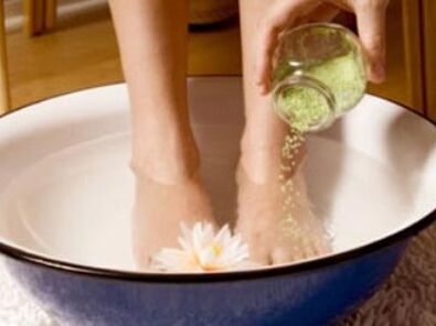 Cuire vos pieds à la vapeur avant d'utiliser des remèdes populaires contre l'onychomycose