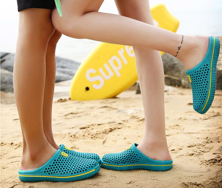 Pour prévenir les infections fongiques, vous devez porter des pantoufles lorsque vous marchez sur la plage. 